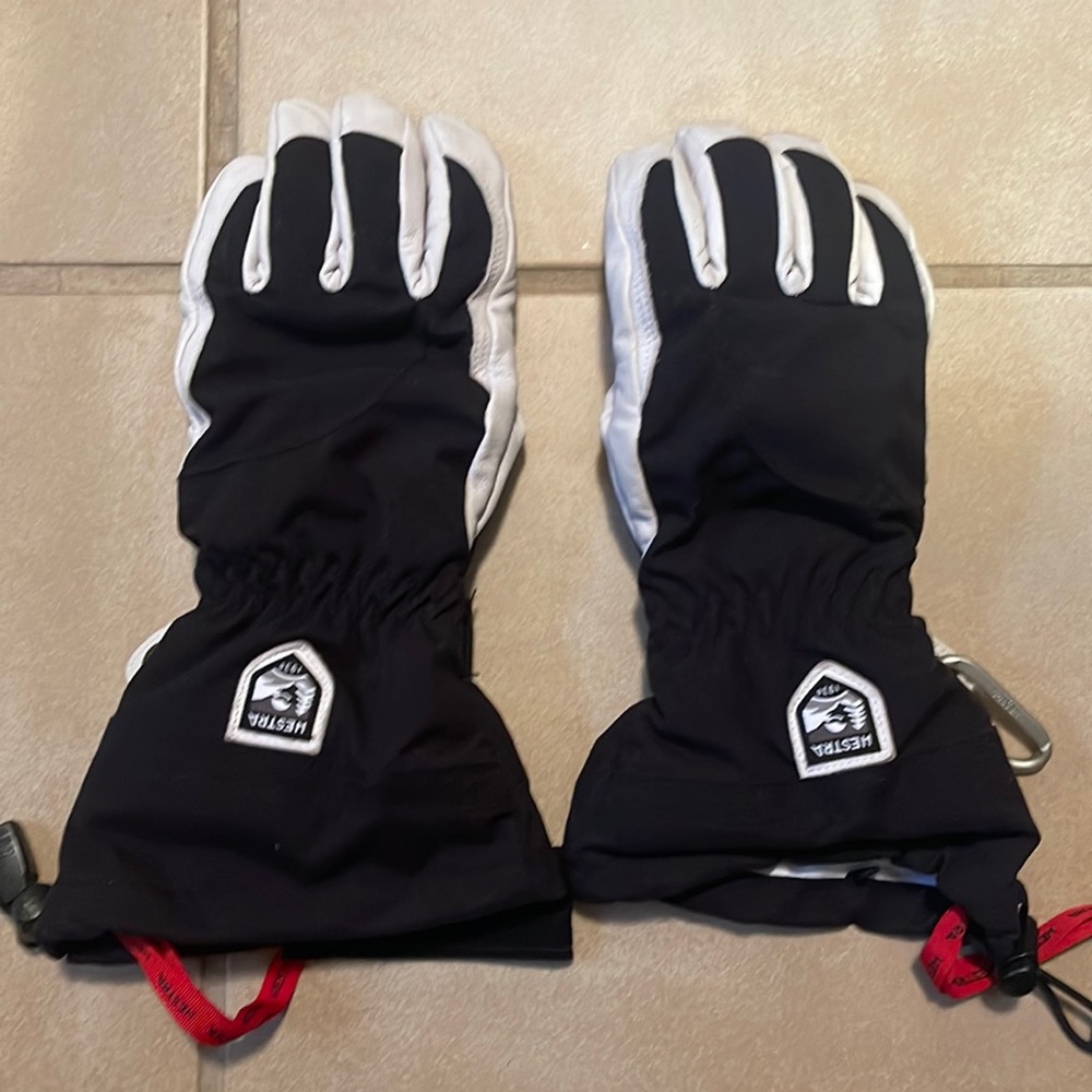 Hestra ski gloves size 7. Brand new condition.